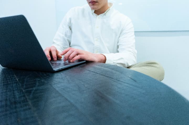 iso-republic-worker-laptop-desk-office
